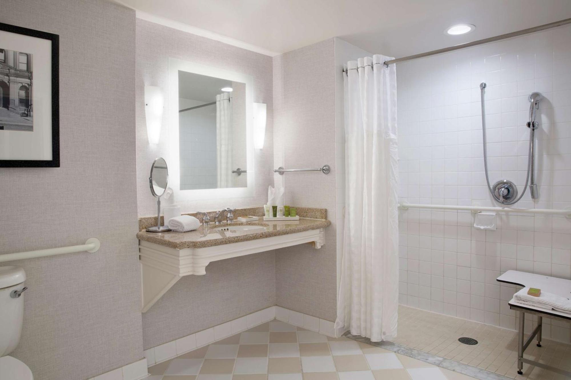 King Room Tub Mobility Hearing Access,1275549616:JPEG
