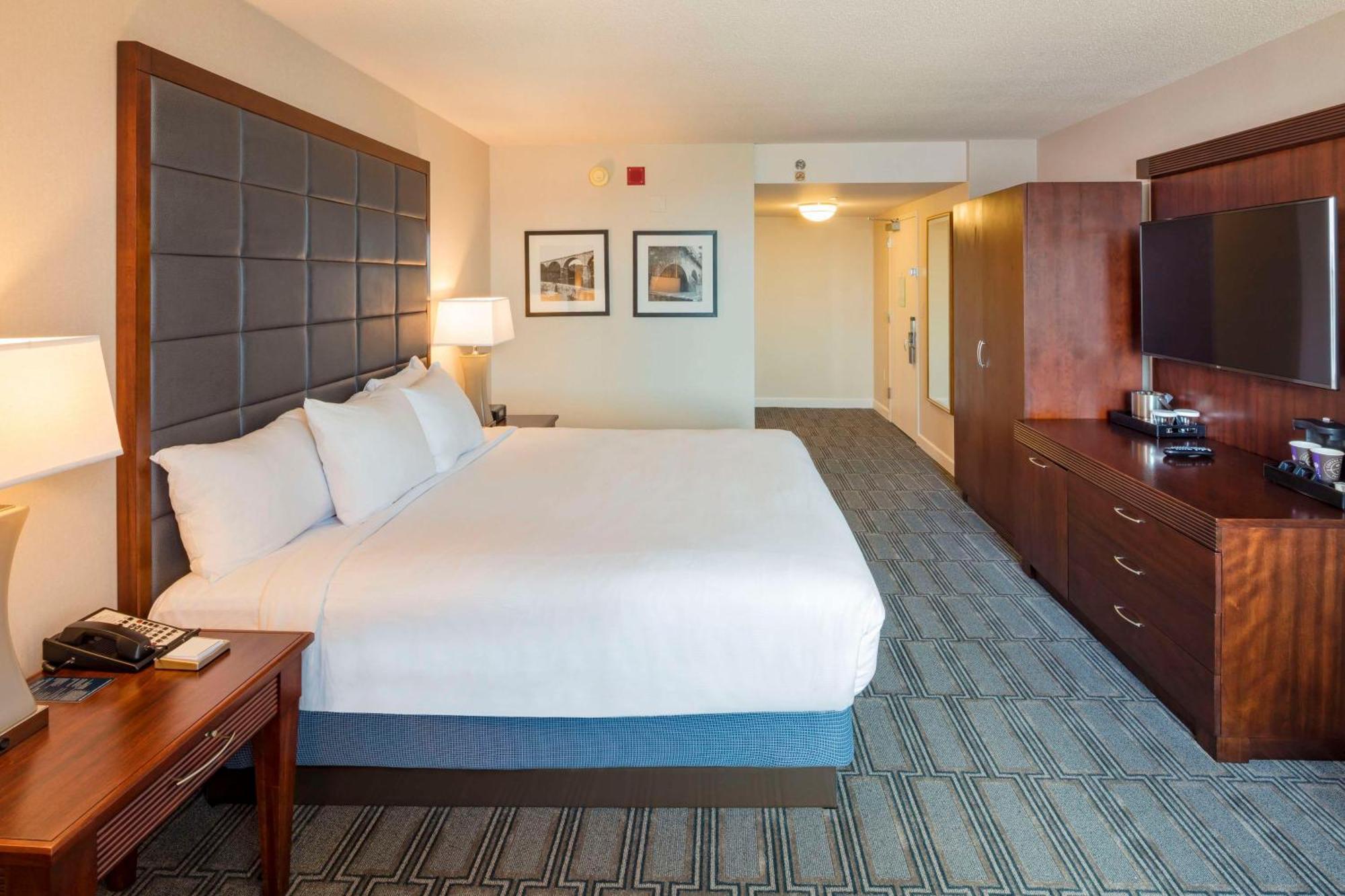 Deluxe King Room Skyline View,1275548680:JPEG