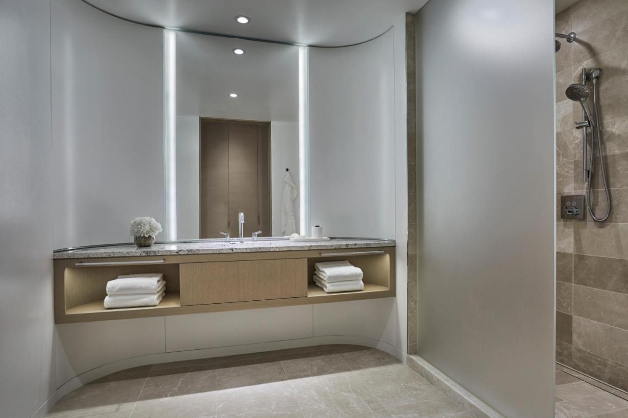 Premier Landmark King Room,973369339:JPEG